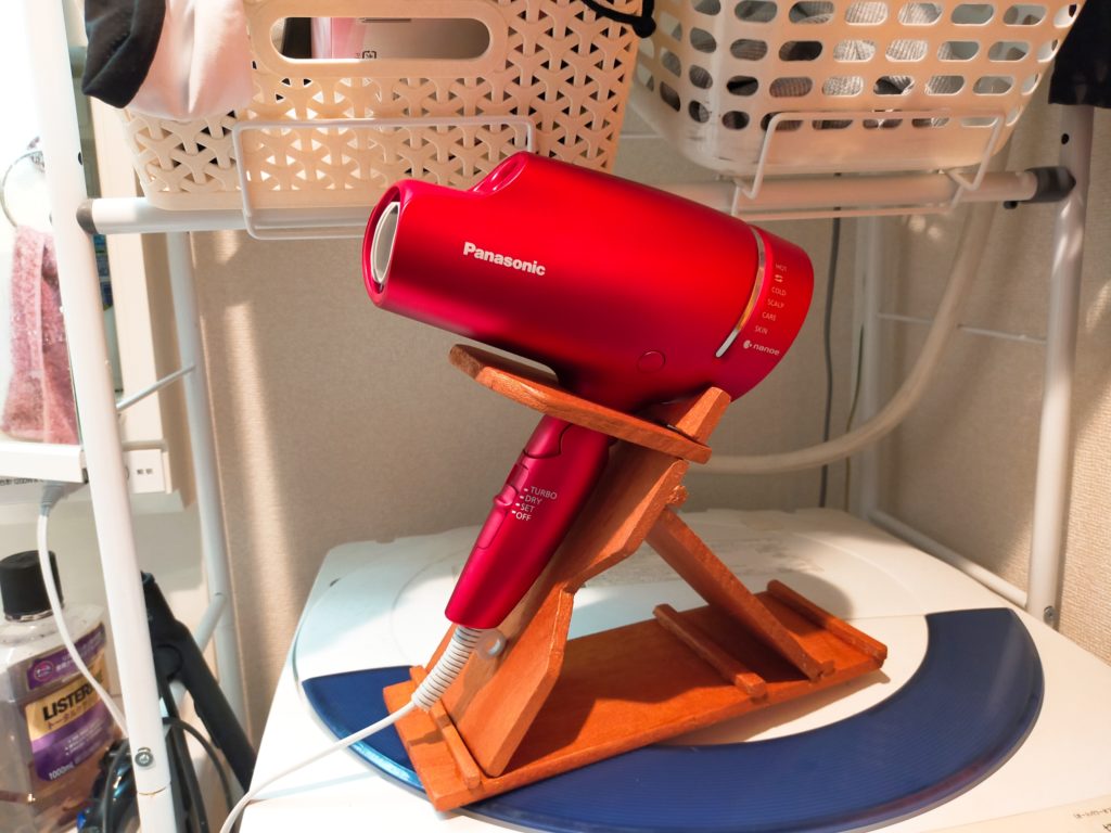 【ダイソーDIY】髪を乾かす時間を有効活用!ドライヤースタンドを自作してみた くれとむBlog 【ダイソーDIY】髪を乾かす時間を有効活用!ドライヤースタンドを自作してみた くれとむBlog